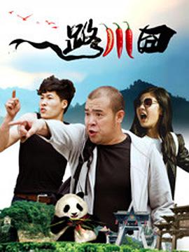 这组在海边拍摄的大片，黄轩半裸上身出镜，小麦肤色搭配紧实的肌肉线条，海水打湿了微卷的头发，文艺型 超敢拍！