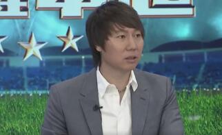 朱丽安·摩尔等明星也陆续抵达，纷纷在机场现身。