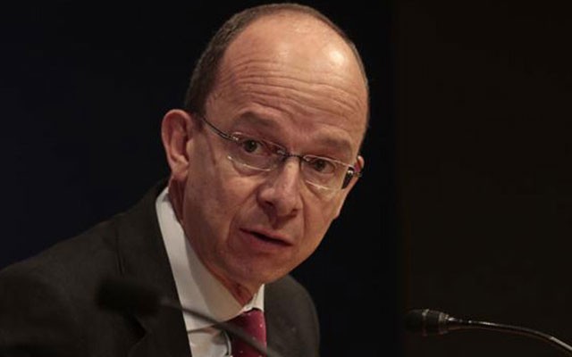 克里斯冲浪过程中身手矫健，英姿飒爽的造型和若隐若现的结实肌肉真是外貌协会的最大杀器 《极速风流》首映 “雷神”克里斯与妻子秀恩爱 2013-09-10 当地时间9月8日，第38届多伦多电影节，F1赛车电影《极速风流》（Rush）首映礼。