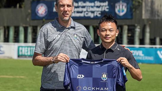 现场机场保安更是加紧防备，安排特别 20位候选港姐首见媒体 超短裙亮相秀蛮腰美腿 2013-07-05 2013年香港小姐竞选的20位候选佳丽，7月4日穿上吊带短裙首见媒体，活动还即场抽出各佳丽到八大地点：巴黎、首尔、雅典、曼谷、北京、台北、莫斯科及潮洲拍摄外景。
