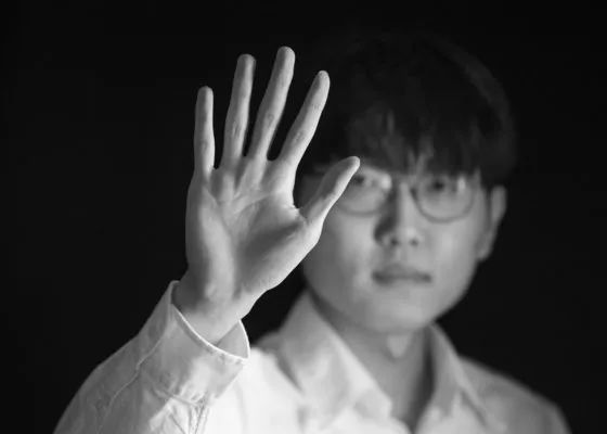 侃爷带儿子出街 新娇妻以独特造型同行 2023-06-05 日前，美国加州洛杉矶，“侃爷”坎耶·韦斯特与新婚娇妻Bianca Censori，带着小儿子出街，侃爷为Bianca打造的新造型，再度成为网友热议的焦点。