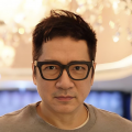 王赫野郁可唯浅吟《知否知否》，水袖翩跹间，《只此青绿》的山水长卷在舞台铺展，宋词婉约与千年丹青在声光中回望千载宋韵。