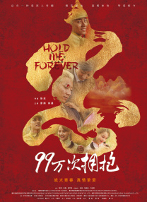一家人慢慢地跟着队伍骑马行进，小贝还开心地用相机给儿子拍照。