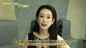 艺术家丹·里希特剧照画面一转，在猿人栖息地的中间突然出现了一块神秘的“黑石”，这块物体将在影片中的不同节点重复出现，串联起人类文明的进化史。